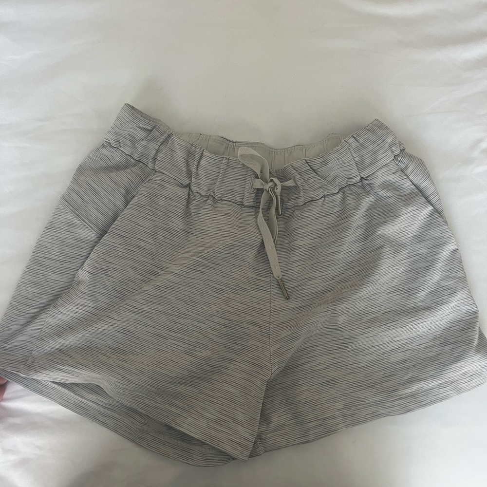 Lulu white/grey striped shorts